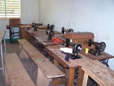 Des machines à coudre livrées pour l'atelier couture
