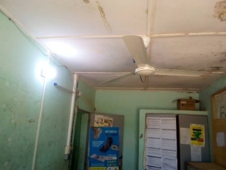 09-2021: éclairage et ventilation dans un local du dispensaire